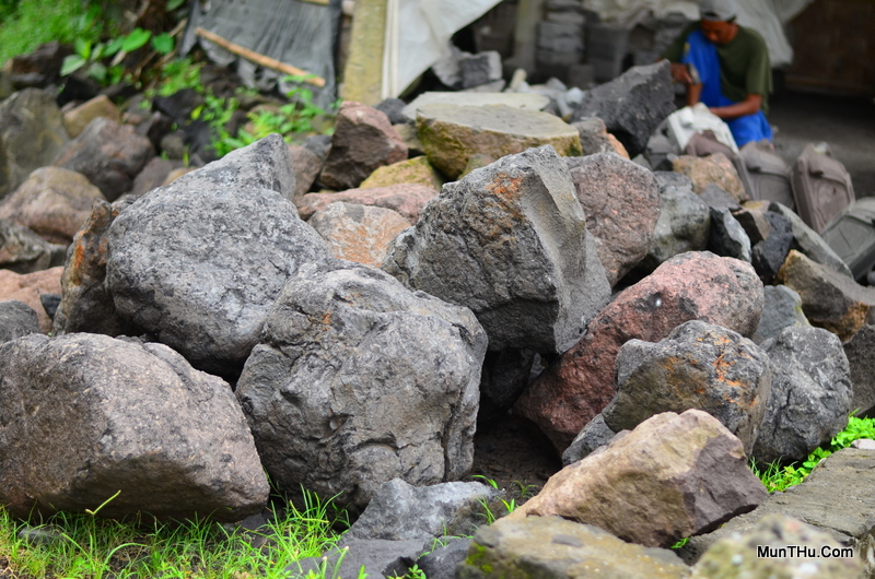 Cerita Dibalik Batu Andesit Gunung Merapi: Pencarian, Perolehan, dan Keunikannya