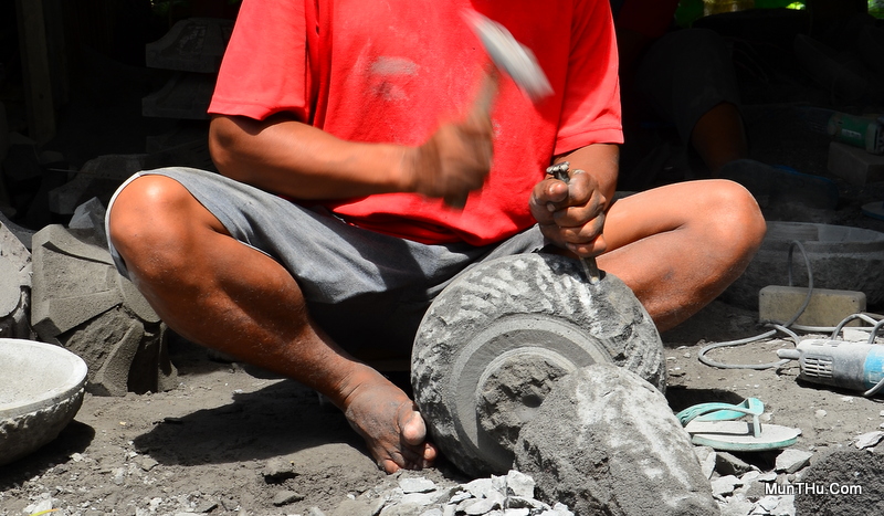 Cara Tradisional Pembuatan Cobek Batu Lava Gunung Merapi