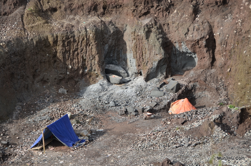 Tambang Batu Andesit Gunung Merapi di Keningar Dukun Magelang: Keindahan Alam yang Terukir dalam Batu