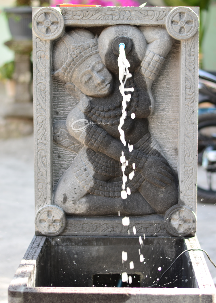 Air Mancur Relief Perempuan Pemikul Kendi dari Batu Lava Merapi - Image 4