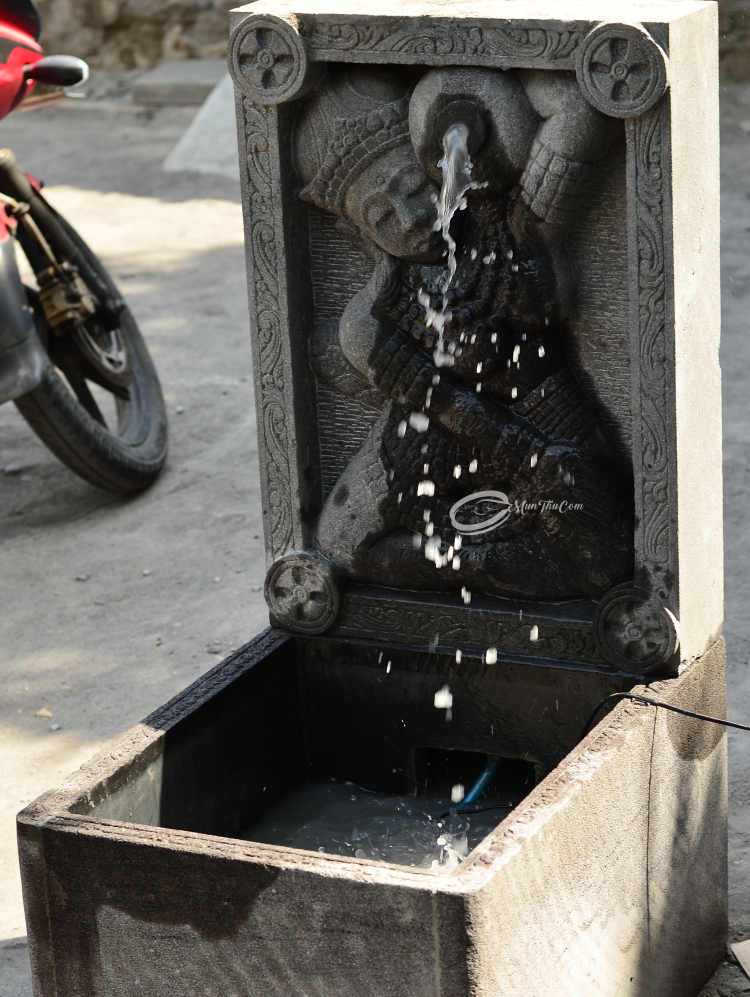 Air Mancur Relief Perempuan Pemikul Kendi dari Batu Lava Merapi - Image 3