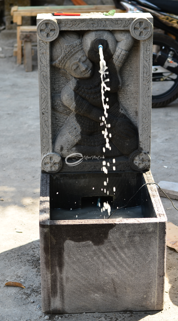 Air Mancur Relief Perempuan Pemikul Kendi dari Batu Lava Merapi