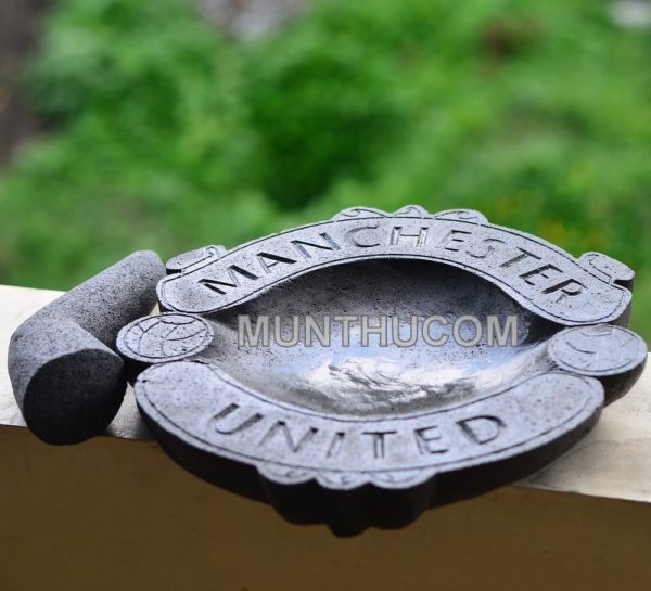Cobek Batu Pori Motif Manchester United – Koleksi Fans MU & Alat Dapur Unik