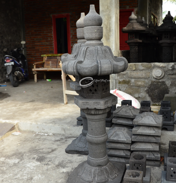 (LAM008) Lampion Batu Lava Kasoga – Puncak Menara & Ornamen Teratai - Image 2