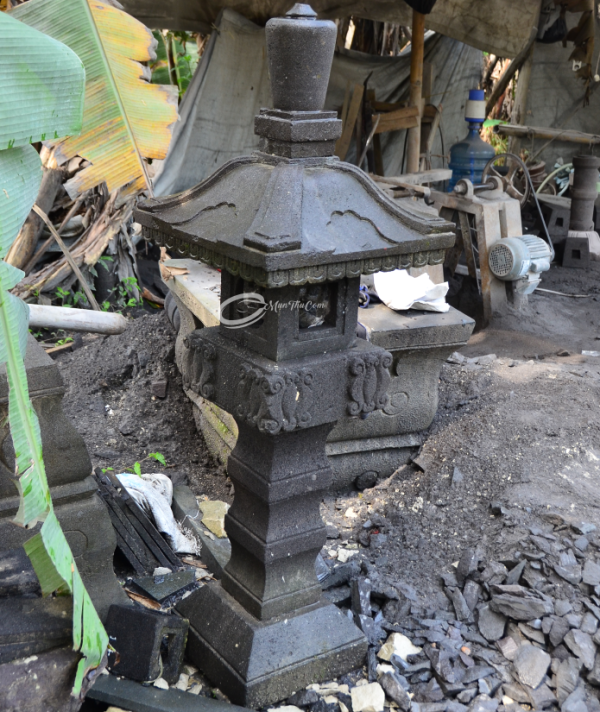 (LAM010) Lampion Batu Kasoga Persegi –  Stone Lantern Atap Segi Empat Tebal Ornamen Dasi