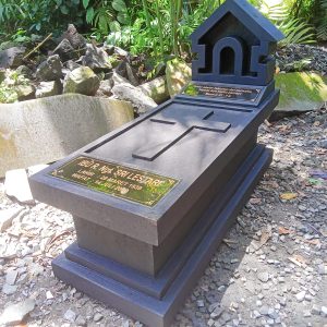 Makam Batu Lava Merapi Kristen/Katolik dengan Salib
