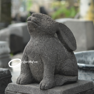 Patung Batu Kelinci Lucu 30cm – Pahatan Manual Batu Lava Merapi