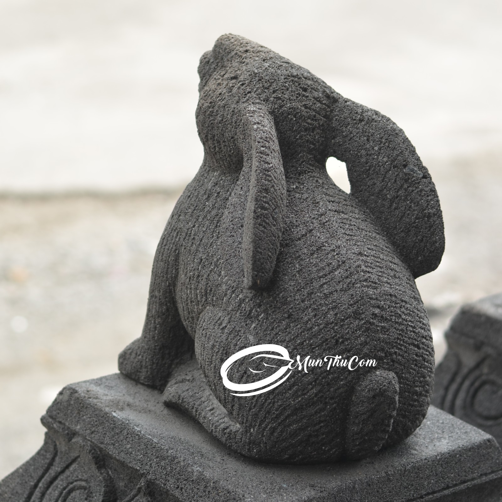 Patung Batu Kelinci Lucu 30cm – Pahatan Manual Batu Lava Merapi - Image 2