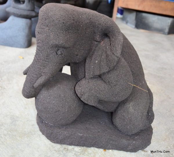 Patung Batu Alam Gajah Belalai & Bola – Pahat Handmade Lava Merapi - Image 3