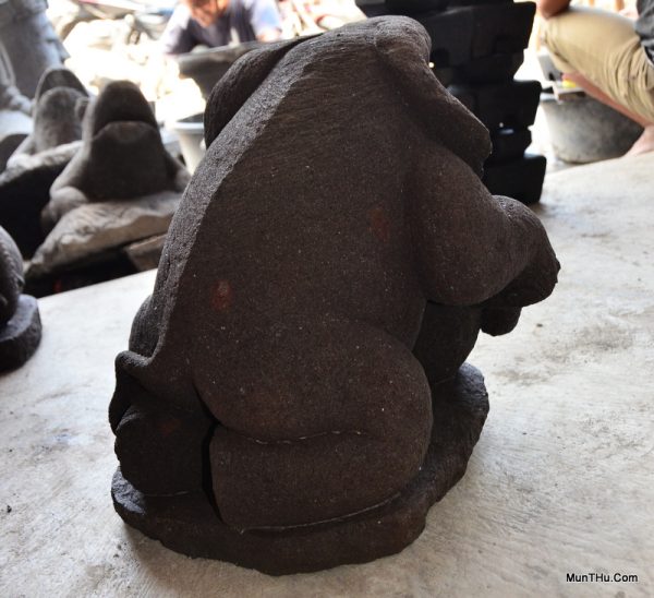 Patung Batu Alam Gajah Belalai & Bola – Pahat Handmade Lava Merapi - Image 4