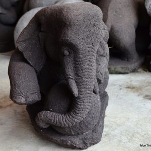 Patung Batu Alam Gajah Belalai & Bola – Pahat Handmade Lava Merapi