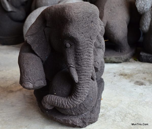 Patung Batu Alam Gajah Belalai & Bola – Pahat Handmade Lava Merapi
