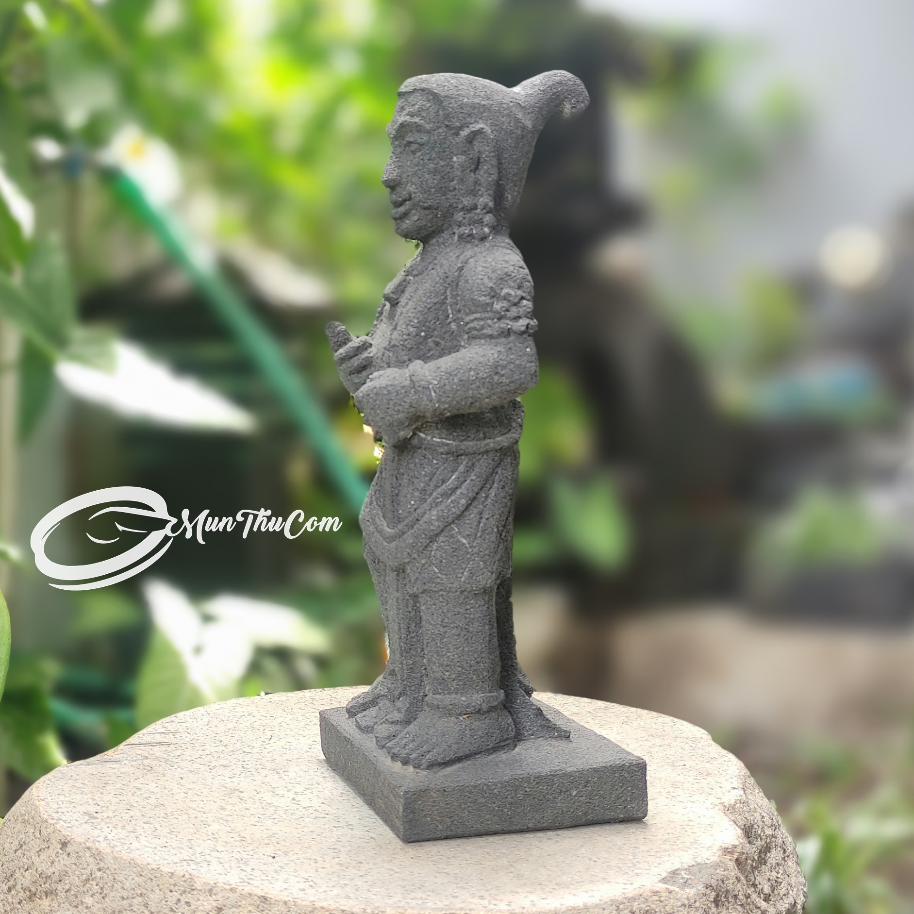 Patung Gareng Batu Lava Andesit 30cm – Punakawan Jawa Seni Pahat Tradisional - Image 4