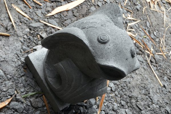 Patung Ikan Koi Lava Stone dengan Mulut Pancuran Air - Image 6
