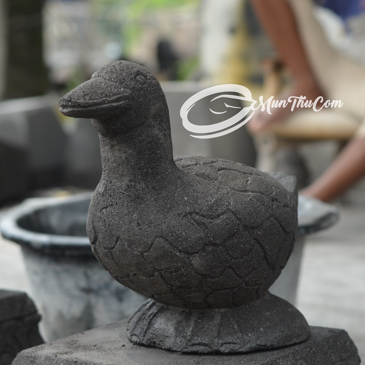 Patung Bebek Lava Stone Merapi – Elegan untuk Taman & Kolam - Image 5