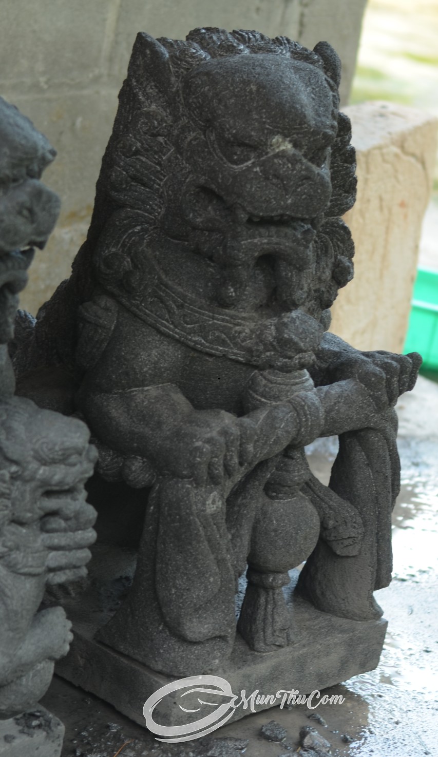 Patung Singa Penjaga Pintu dari Batu Lava Gunung Merapi - Image 3