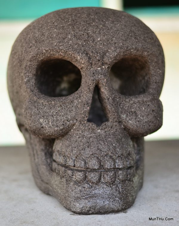 Patung Skull Batu Alam Andesit  Lava Gunung Merapi – Gothic & Artistik - Image 2