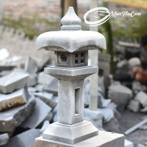 (LAM022) Lampion Batu Lava Merapi – Desain Klasik Jepang dengan Atap Payung & Kaki Balok Berlubang