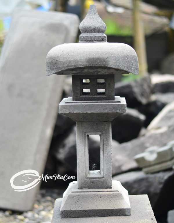 (LAM022) Lampion Batu Lava Merapi – Desain Klasik Jepang dengan Atap Payung & Kaki Balok Berlubang - Image 7