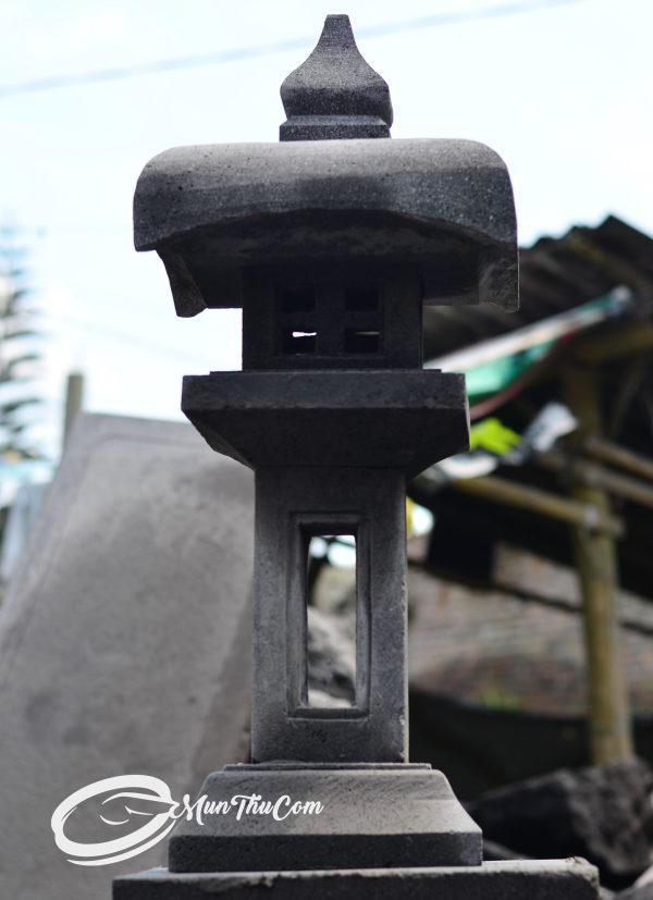 (LAM022) Lampion Batu Lava Merapi – Desain Klasik Jepang dengan Atap Payung & Kaki Balok Berlubang - Image 4