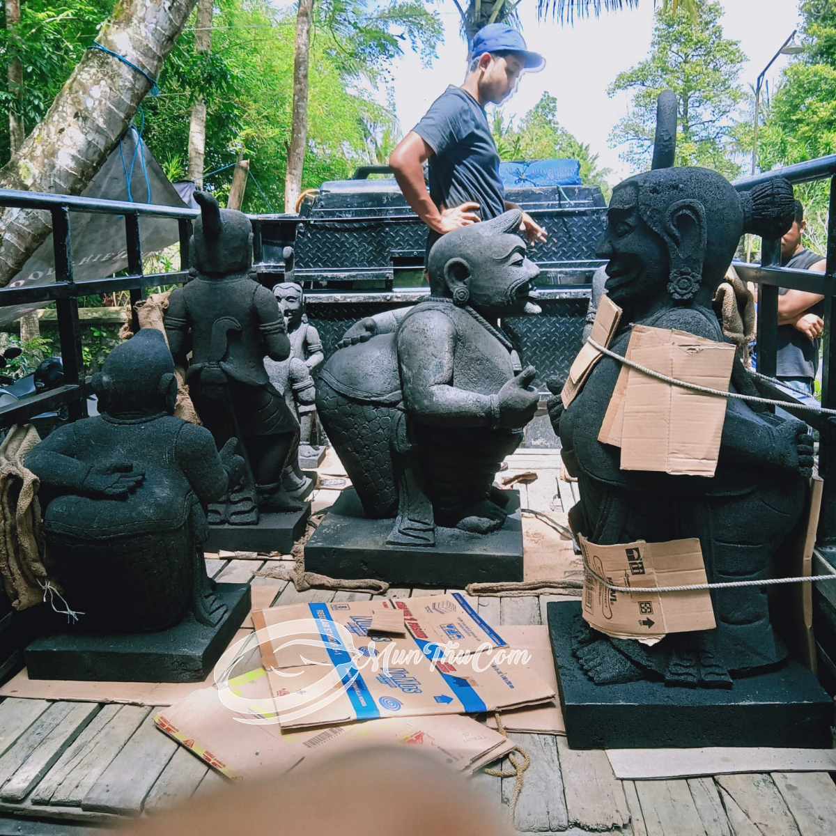 Patung Batu Lava Punokawan 60 cm – Karya Ukir Seni Nusantara sebagai Simbol Kebijaksanaan dan Humor Jawa - Image 8