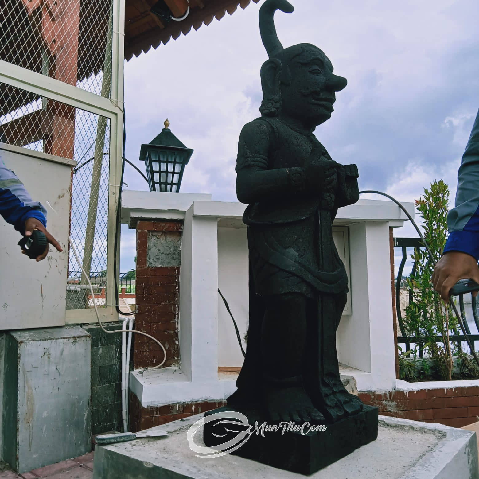 Patung Batu Lava Punokawan 60 cm – Karya Ukir Seni Nusantara sebagai Simbol Kebijaksanaan dan Humor Jawa - Image 5