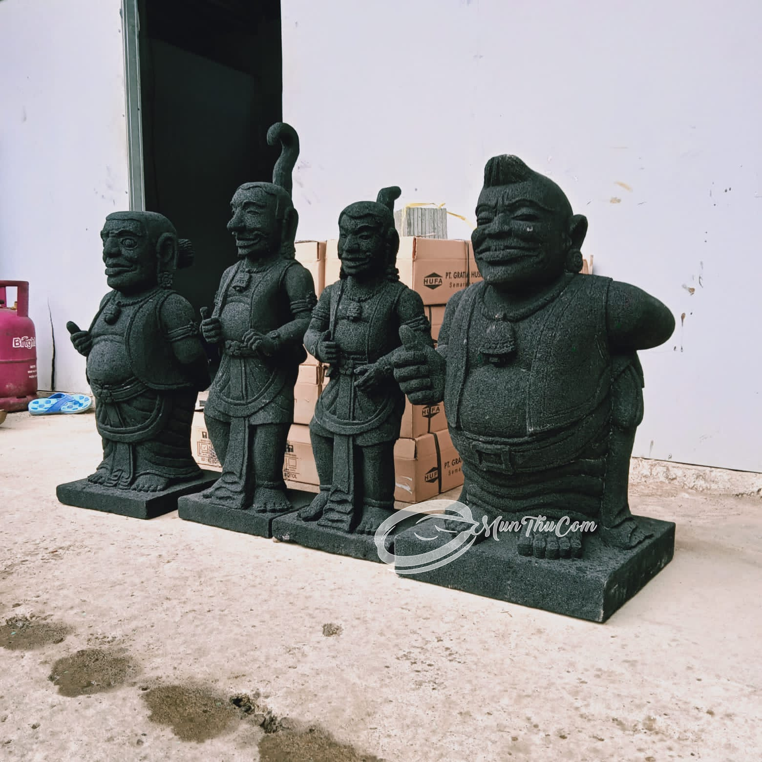 Patung Batu Lava Punokawan 60 cm – Karya Ukir Seni Nusantara sebagai Simbol Kebijaksanaan dan Humor Jawa